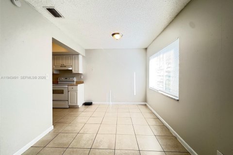 Condo in Lauderhill, Florida, 2 bedrooms  № 2000322 - photo 6