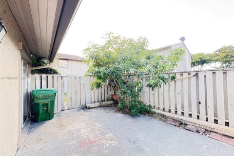 Condo in Lauderhill, Florida, 2 bedrooms  № 2000322 - photo 10