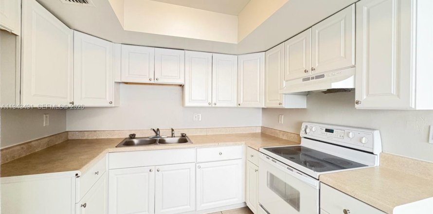 Condo in Lauderhill, Florida, 2 bedrooms  № 2000322