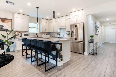 Villa ou maison à louer à Lauderdale Lakes, Floride: 4 chambres, 169.83 m2 № 2192867 - photo 6