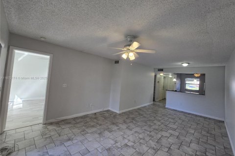 Condo in Pembroke Pines, Florida, 2 bedrooms  № 1924358 - photo 4