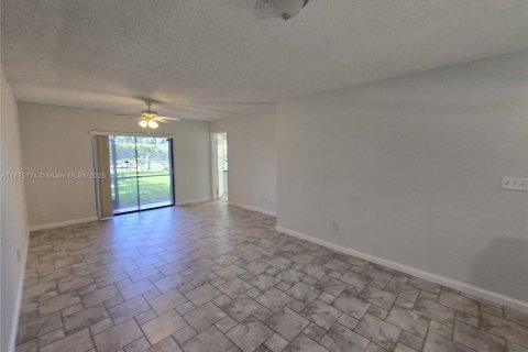 Condo in Pembroke Pines, Florida, 2 bedrooms  № 1924358 - photo 2