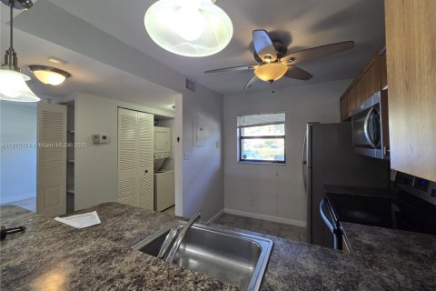 Condo in Pembroke Pines, Florida, 2 bedrooms  № 1924358 - photo 8