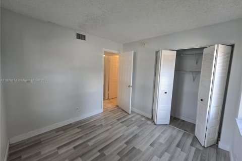 Condo in Pembroke Pines, Florida, 2 bedrooms  № 1924358 - photo 13
