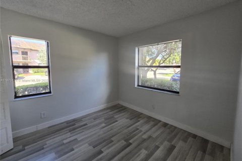 Condo in Pembroke Pines, Florida, 2 bedrooms  № 1924358 - photo 15