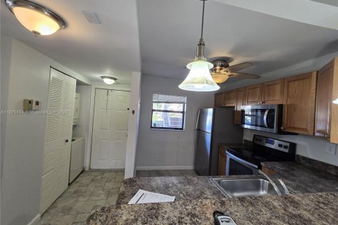 Condo in Pembroke Pines, Florida, 2 bedrooms  № 1924358 - photo 7