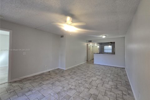 Condo in Pembroke Pines, Florida, 2 bedrooms  № 1924358 - photo 3