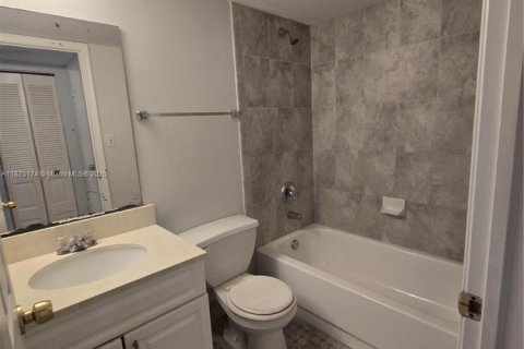 Condo in Pembroke Pines, Florida, 2 bedrooms  № 1924358 - photo 12