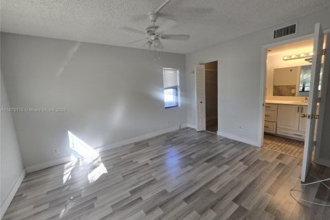 Condo in Pembroke Pines, Florida, 2 bedrooms  № 1924358 - photo 10