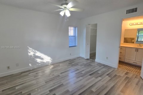 Condo in Pembroke Pines, Florida, 2 bedrooms  № 1924358 - photo 23
