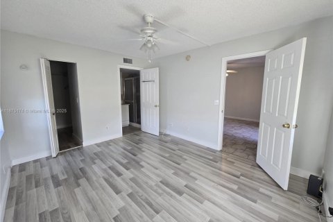 Condo in Pembroke Pines, Florida, 2 bedrooms  № 1924358 - photo 9