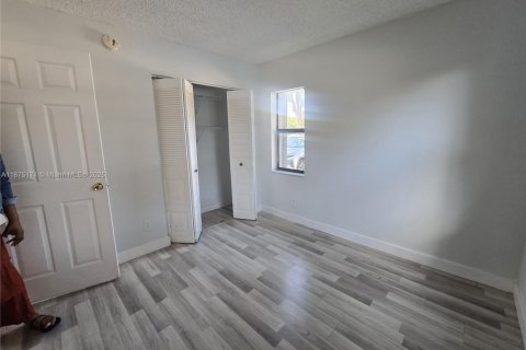 Condo in Pembroke Pines, Florida, 2 bedrooms  № 1924358 - photo 14