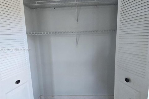 Condo in Pembroke Pines, Florida, 2 bedrooms  № 1924358 - photo 11