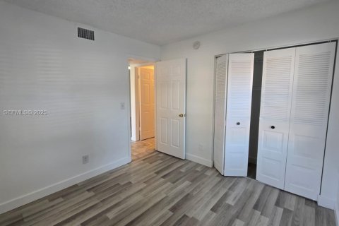 Condo in Pembroke Pines, Florida, 2 bedrooms  № 1924358 - photo 18