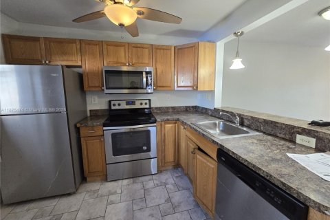 Condo in Pembroke Pines, Florida, 2 bedrooms  № 1924358 - photo 6