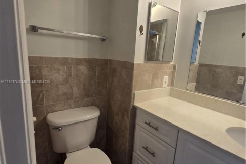 Condo in Pembroke Pines, Florida, 2 bedrooms  № 1924358 - photo 16