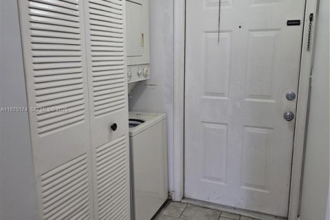 Condo in Pembroke Pines, Florida, 2 bedrooms  № 1924358 - photo 22