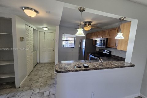 Condo in Pembroke Pines, Florida, 2 bedrooms  № 1924358 - photo 5