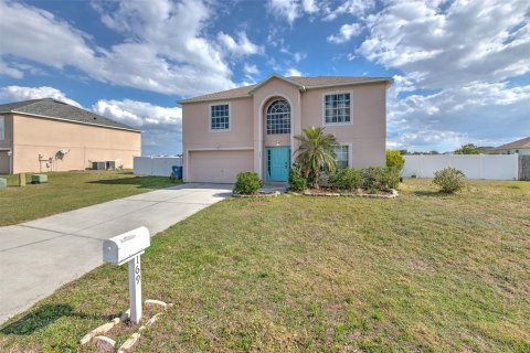 House in Eagle Lake, Florida 4 bedrooms, 283.35 sq.m. № 1901483 - photo 1