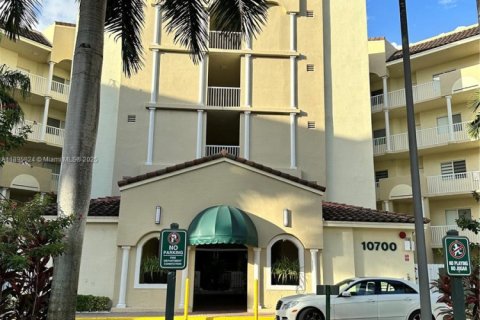 Снять в аренду кондоминиум в Дорал, Флорида 4 спальни, 181.16м2, № 1948501 - фото 2