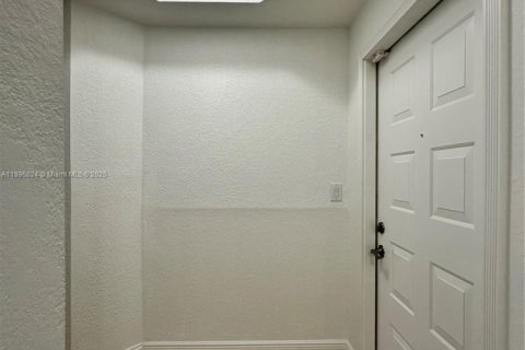 Снять в аренду кондоминиум в Дорал, Флорида 4 спальни, 181.16м2, № 1948501 - фото 19