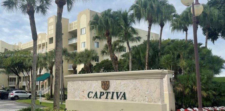 Кондоминиум с 4 спальнями в Дорал, Флорида № 1948501