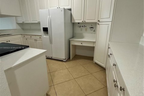 Снять в аренду кондоминиум в Дорал, Флорида 4 спальни, 181.16м2, № 1948501 - фото 22