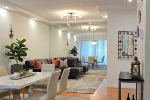 Condo in Miami, Florida, 3 bedrooms  № 2049293