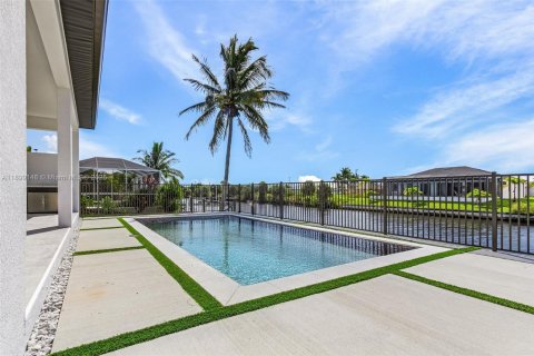 Casa en venta en Cape Coral, Florida, 4 dormitorios № 1951073 - foto 25