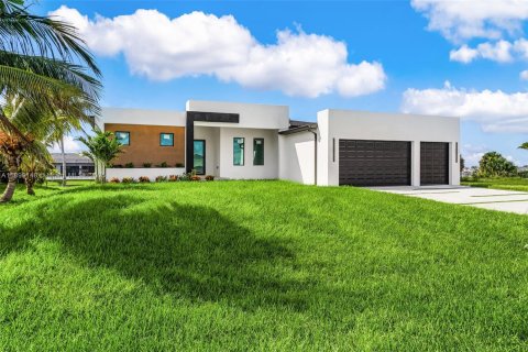 Casa en venta en Cape Coral, Florida, 4 dormitorios № 1951073 - foto 2