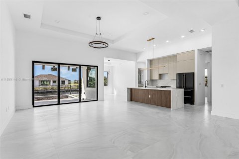 Casa en venta en Cape Coral, Florida, 4 dormitorios № 1951073 - foto 5