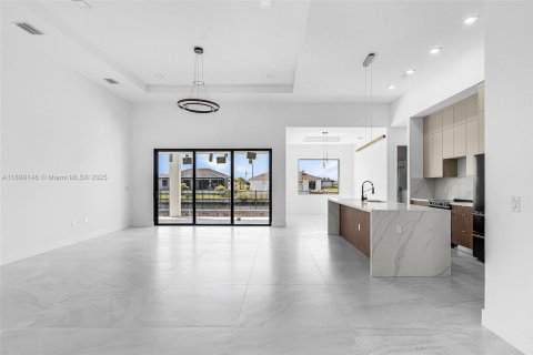 Casa en venta en Cape Coral, Florida, 4 dormitorios № 1951073 - foto 6