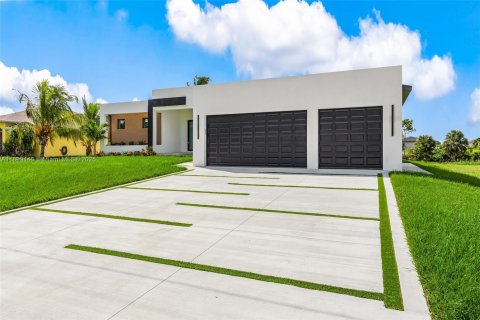 Casa en venta en Cape Coral, Florida, 4 dormitorios № 1951073 - foto 3