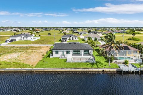 Casa en venta en Cape Coral, Florida, 4 dormitorios № 1951073 - foto 24