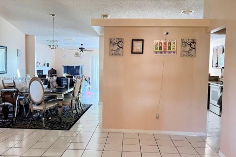 Villa ou maison à vendre à Port St. Lucie, Floride: 3 chambres, 172.61 m2 № 2013344 - photo 4