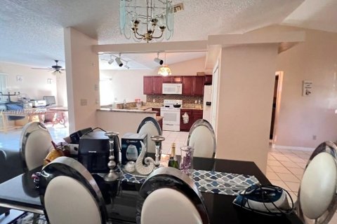 Villa ou maison à vendre à Port St. Lucie, Floride: 3 chambres, 172.61 m2 № 2013344 - photo 6