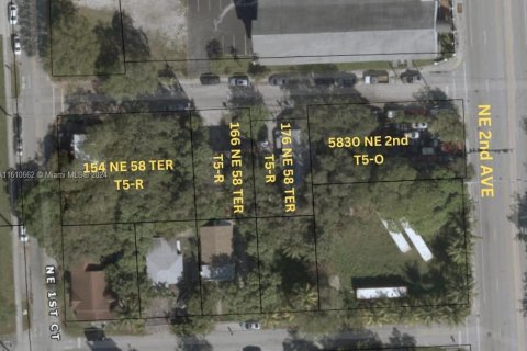 Commercial property in Miami, Florida № 1709935 - photo 1