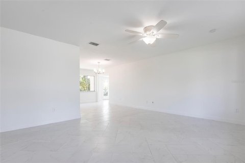 House in North Port, Florida 3 bedrooms, 122.54 sq.m. № 1901040 - photo 4