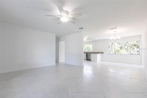 House in North Port, Florida 3 bedrooms, 122.54 sq.m. № 1901040 - photo 5
