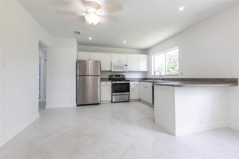 House in North Port, Florida 3 bedrooms, 122.54 sq.m. № 1901040 - photo 11