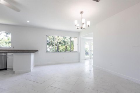House in North Port, Florida 3 bedrooms, 122.54 sq.m. № 1901040 - photo 8