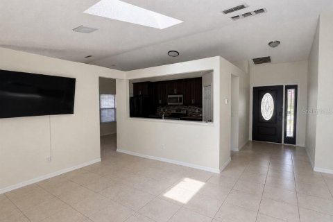 House in Deltona, Florida 3 bedrooms, 144 sq.m. № 2313447 - photo 5
