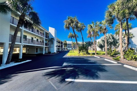 Condo in Englewood, Florida, 2 bedrooms  № 2431092 - photo 25
