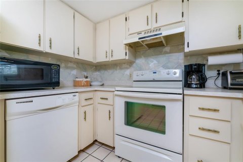 Condo in Englewood, Florida, 2 bedrooms  № 2431092 - photo 11