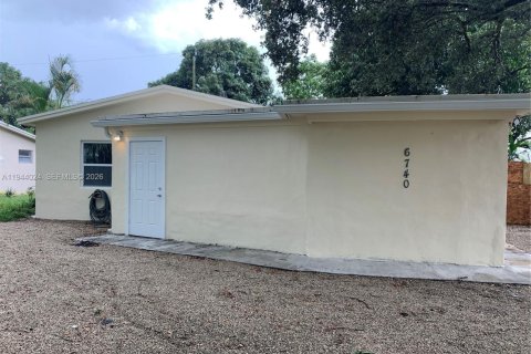 House in Hollywood, Florida 3 bedrooms, 114.08 sq.m. № 2000857 - photo 2