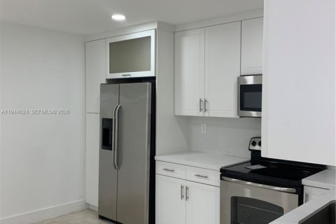 House in Hollywood, Florida 3 bedrooms, 114.08 sq.m. № 2000857 - photo 13