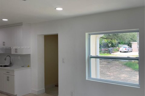 House in Hollywood, Florida 3 bedrooms, 114.08 sq.m. № 2000857 - photo 14