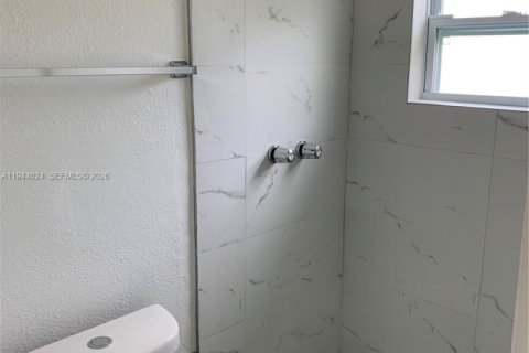 House in Hollywood, Florida 3 bedrooms, 114.08 sq.m. № 2000857 - photo 11