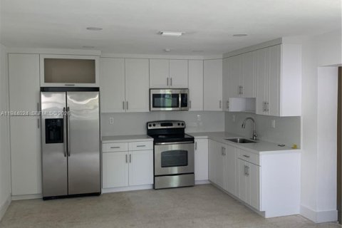 House in Hollywood, Florida 3 bedrooms, 114.08 sq.m. № 2000857 - photo 4