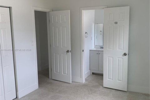 House in Hollywood, Florida 3 bedrooms, 114.08 sq.m. № 2000857 - photo 9